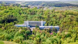 Санаторий «Родник» в Кисловодске вид сверху Санаторий «Родник» в Кисловодске вид сверху