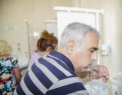 Орошение десен минеральной водой