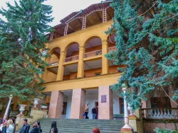 Территория в санатории Москва в городе Кисловодске - фотография