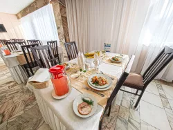 Сервированный стол