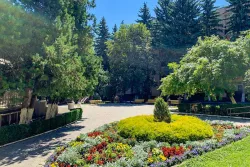 Цветочная клумба на территории Цветочная клумба на территории