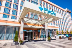 Вход в главный корпус