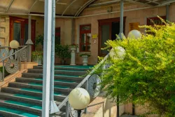 Вход в корпус