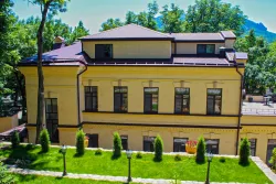 Фасад медицинского центра Княжна Мери в городе Железноводске - фотография