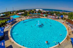 Центральный бассейн в аквапарке «Зурбаган»