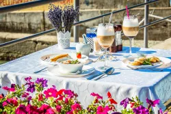 Летнее кафе у моря