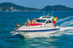 Катание на катере