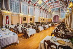 Питание в старинном ресторане Фонтан