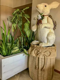 Фигурка кролика в холле