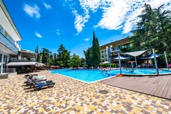 Бассейны на территории