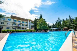 Бассейны на территории