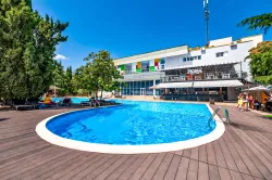 Бассейны на территории