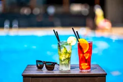 Бассейны на территории